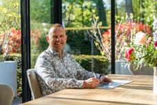 Hans Hasselbach - Makelaar (Directeur)