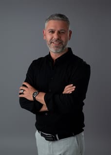 Isa Yeni - Makelaar
