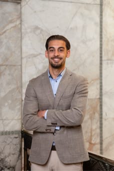 Faris Ali  - Makelaar
