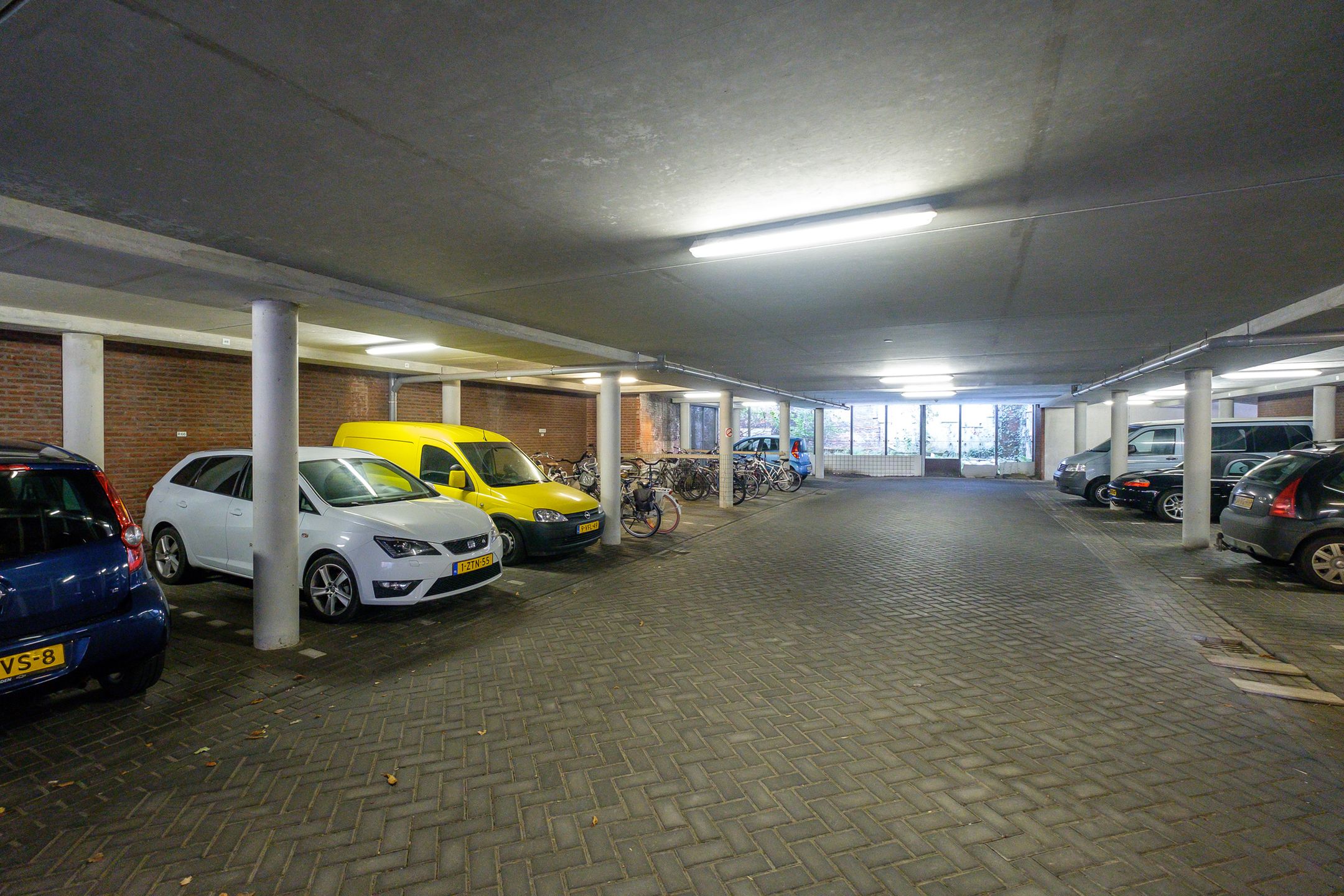 Foto 3 van Raadhuisstraat- Parkeerplaatsen