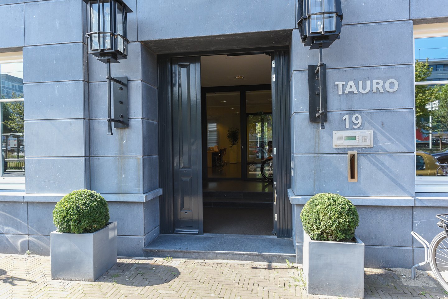 Bekijk foto 2 van Koninginnegracht 19