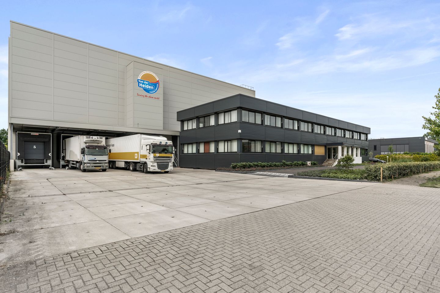 View photo 2 of Landjuweel 15