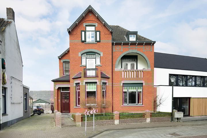 Foto 1 van Dorpsplein 4