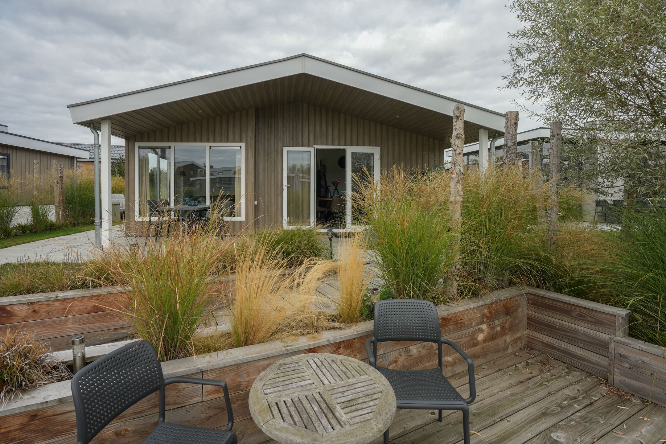 2-bedroom freehold villa in Linden — photo 1 of 5