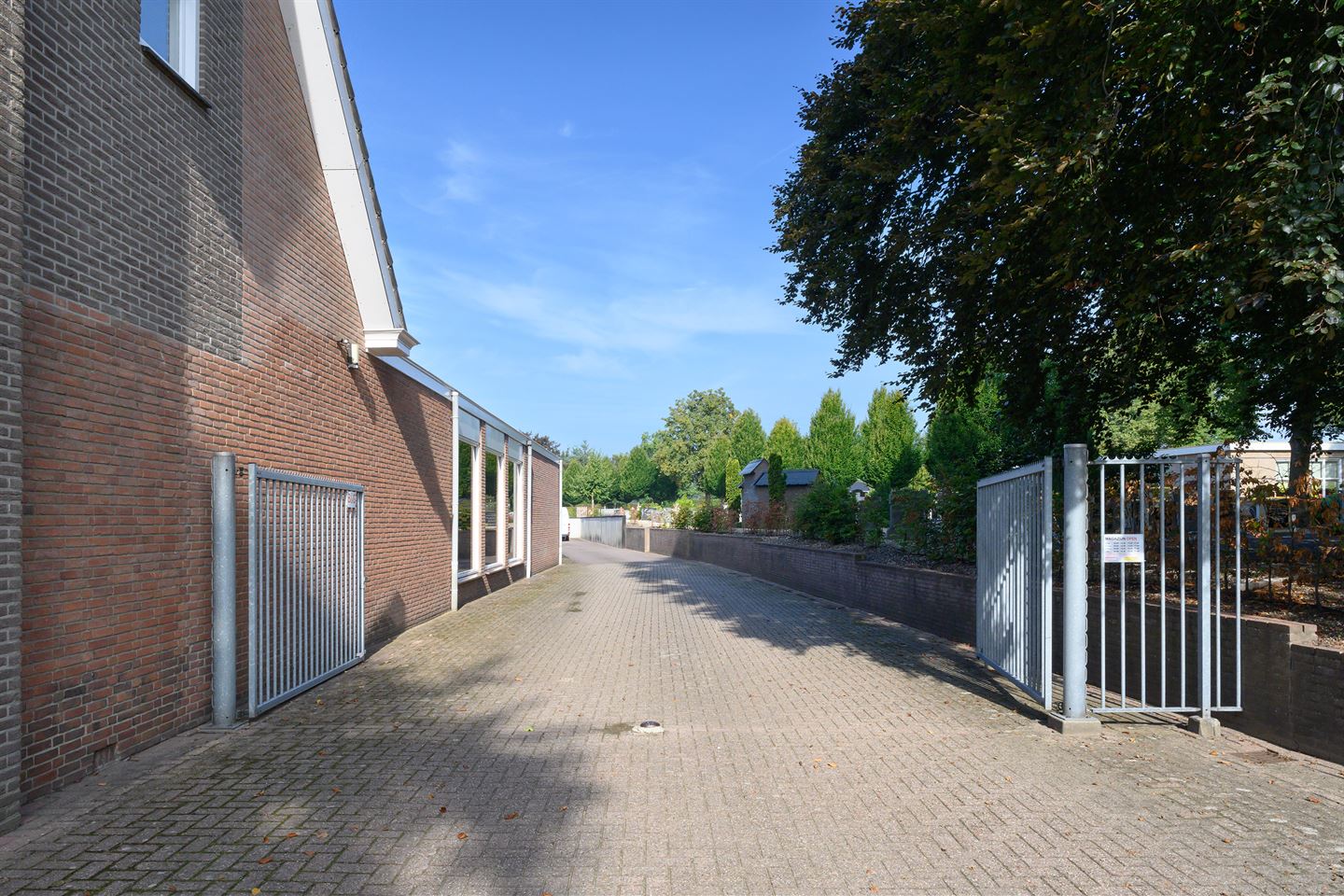 View photo 3 of Hoofdweg 45