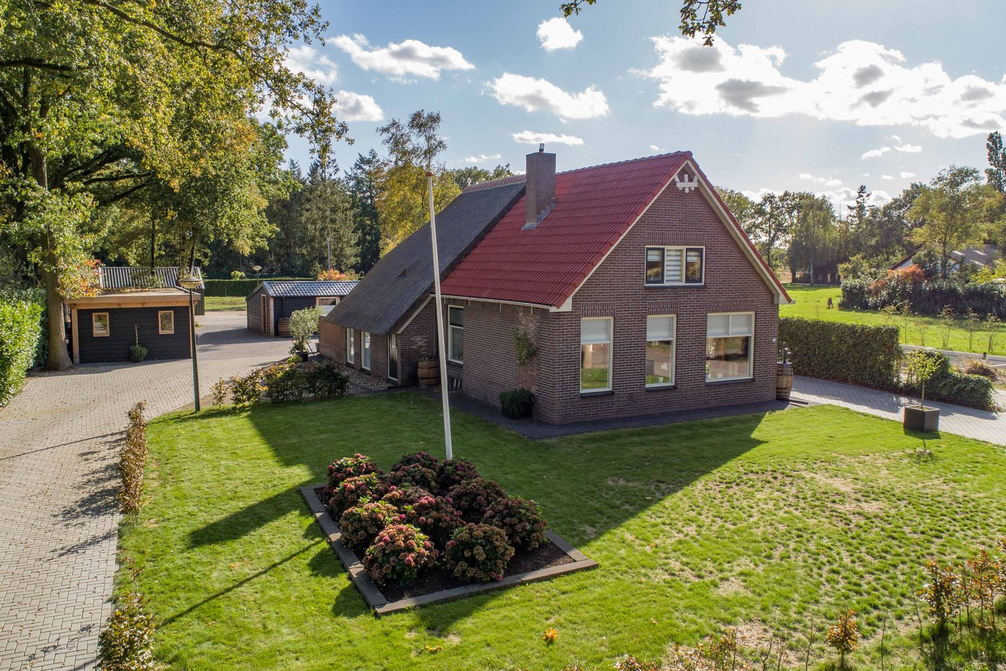 Bekijk foto 1 van Veeningen 15