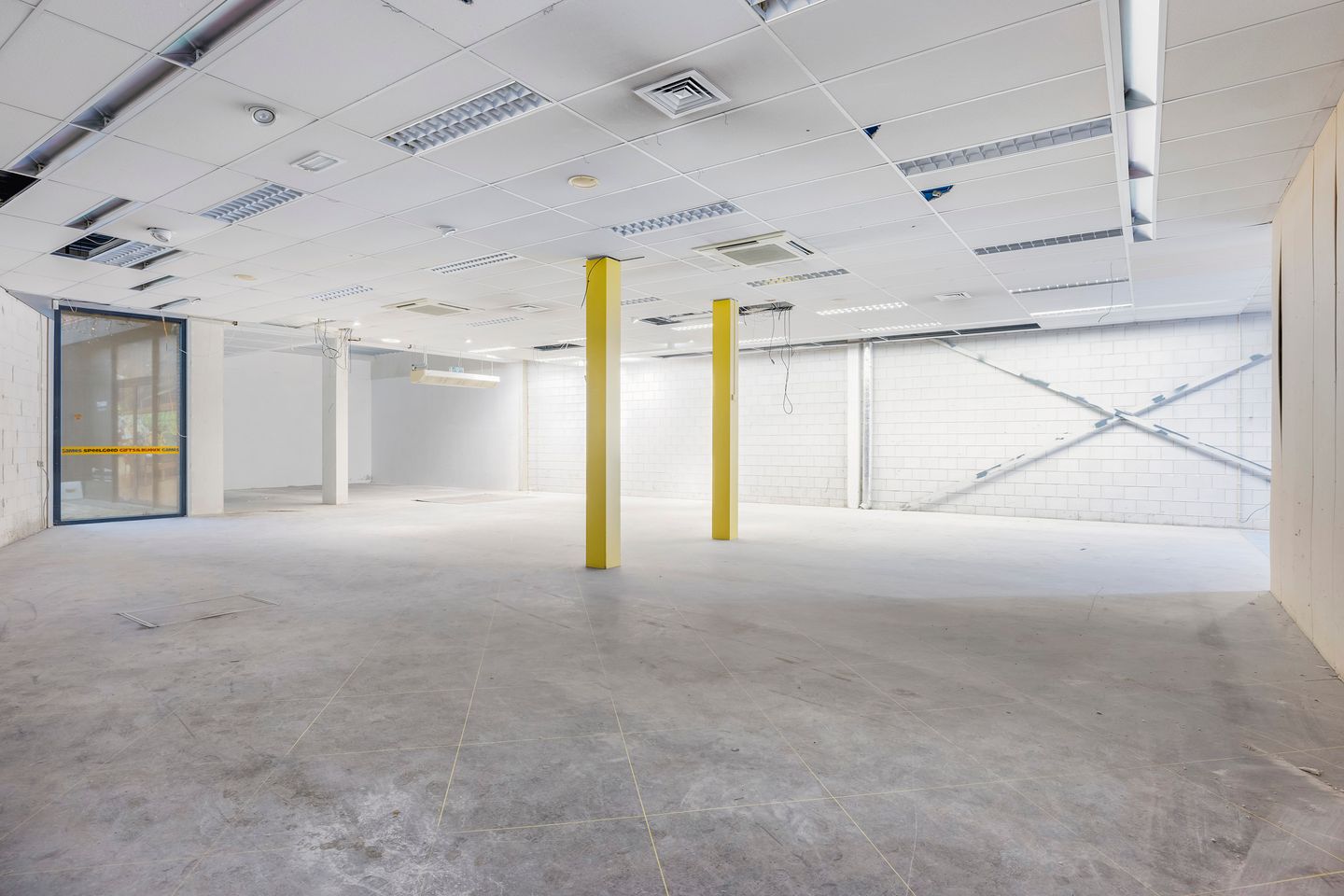 Bekijk foto 2 van Winkelcentrum De Schoof 44