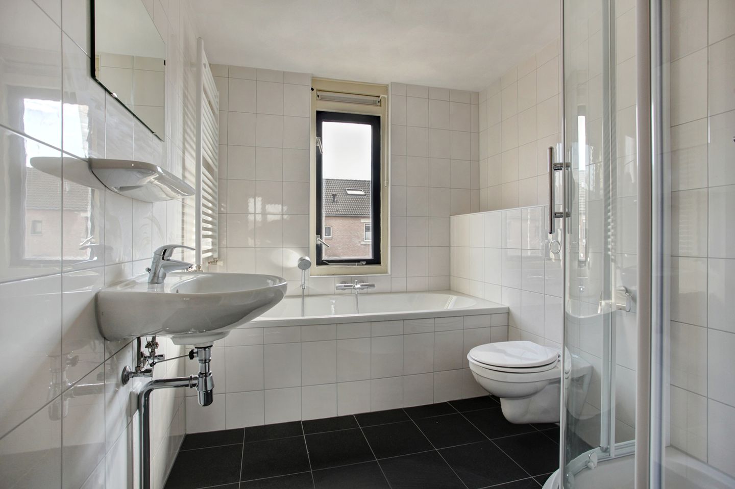 Photo 6 of Benedenmoeren