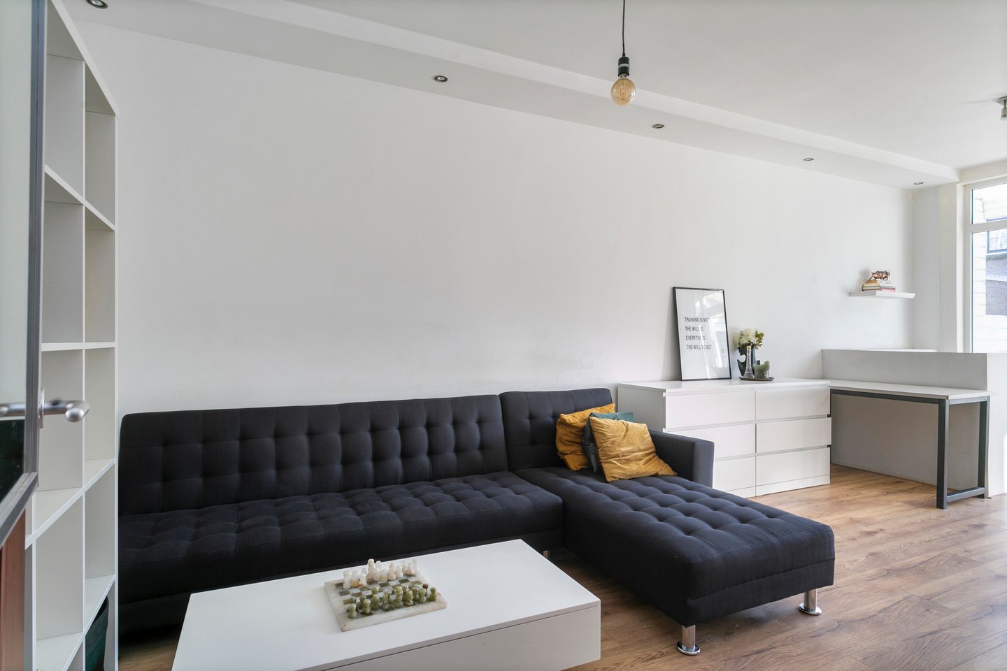 View photo 2 of Halleystraat 12 b