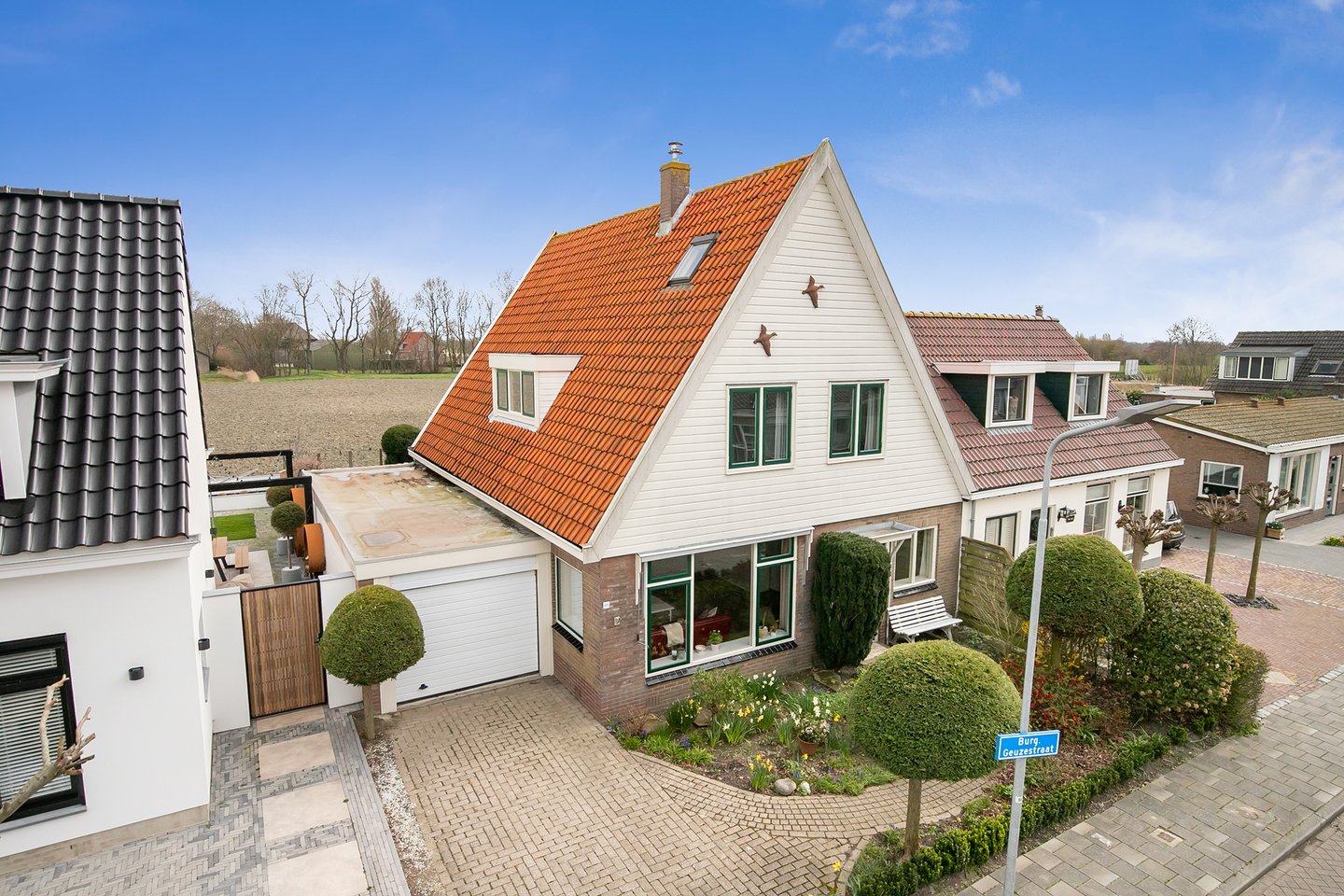 Bekijk foto 1 van Burgemeester Geuzestraat 45