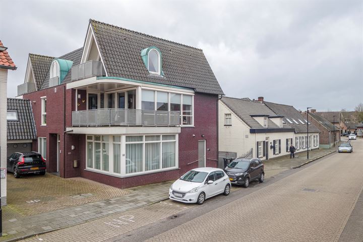 View photo 2 of Emmastraat 64