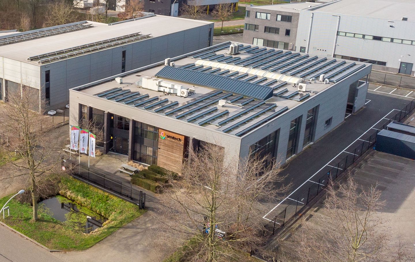 View photo 2 of Looier 5