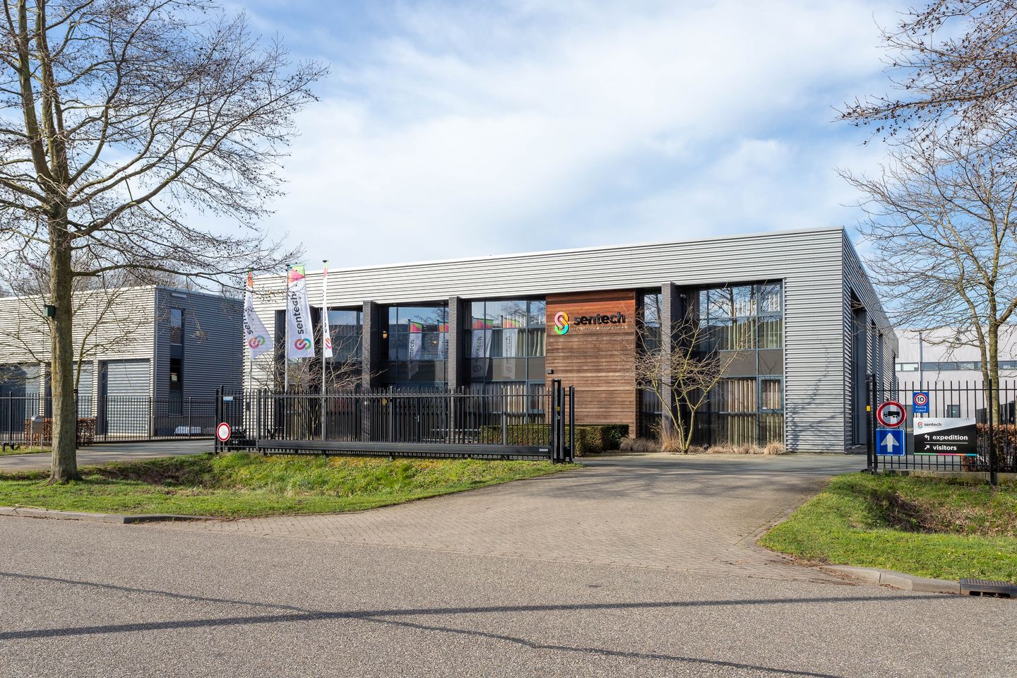 View photo 3 of Looier 5