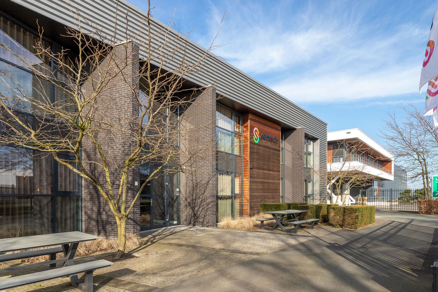 View photo 4 of Looier 5