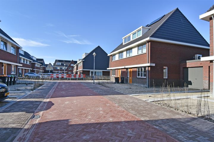 Bekijk foto 42 van Abdis Heilwichstraat 9