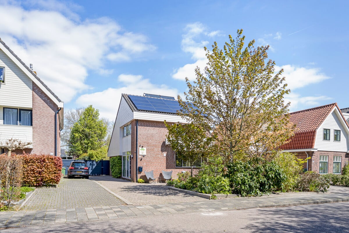 Bekijk foto 2 van J.C. Beetslaan 141