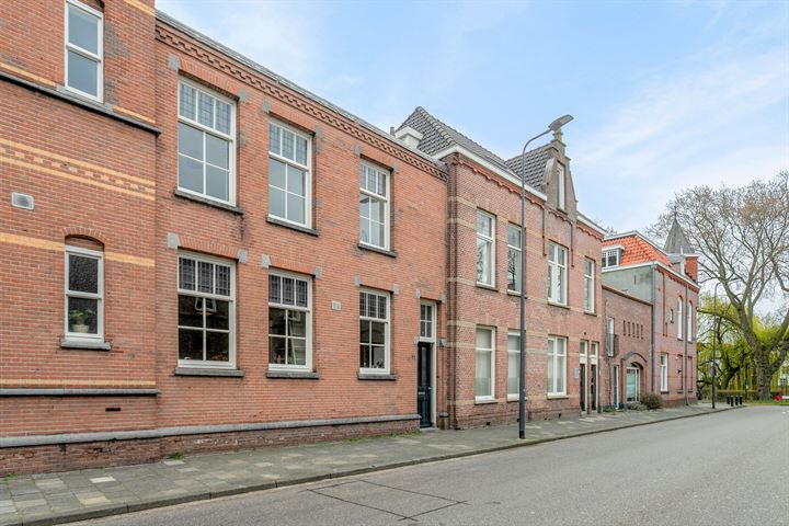 Bekijk foto 1 van Halvemaanstraat 5