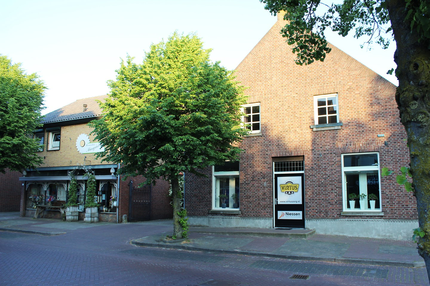 Bekijk foto 1 van Dorpsstraat 8-8a-8b