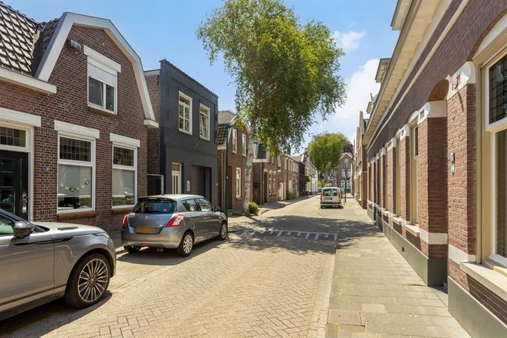 Bekijk foto 12 van Doctor van Beurdenstraat 39