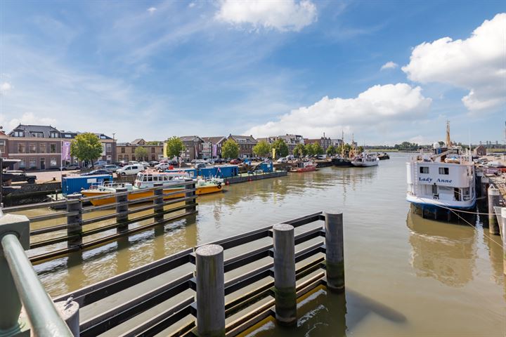 Bekijk foto 32 van Burg. De Jonghkade 20