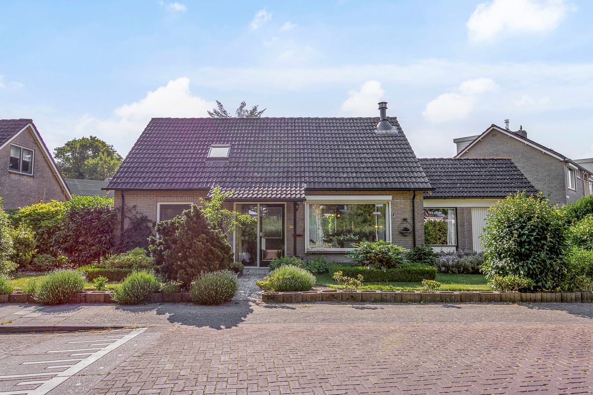 Huis Te Koop: Kerkplein 21 4421 AA Kapelle [funda]