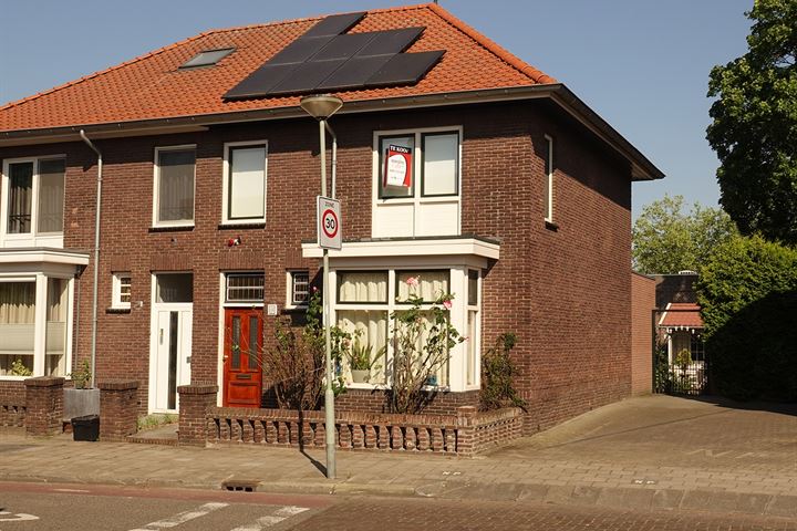 Bekijk foto 1 van Burg.Woltersstraat 3