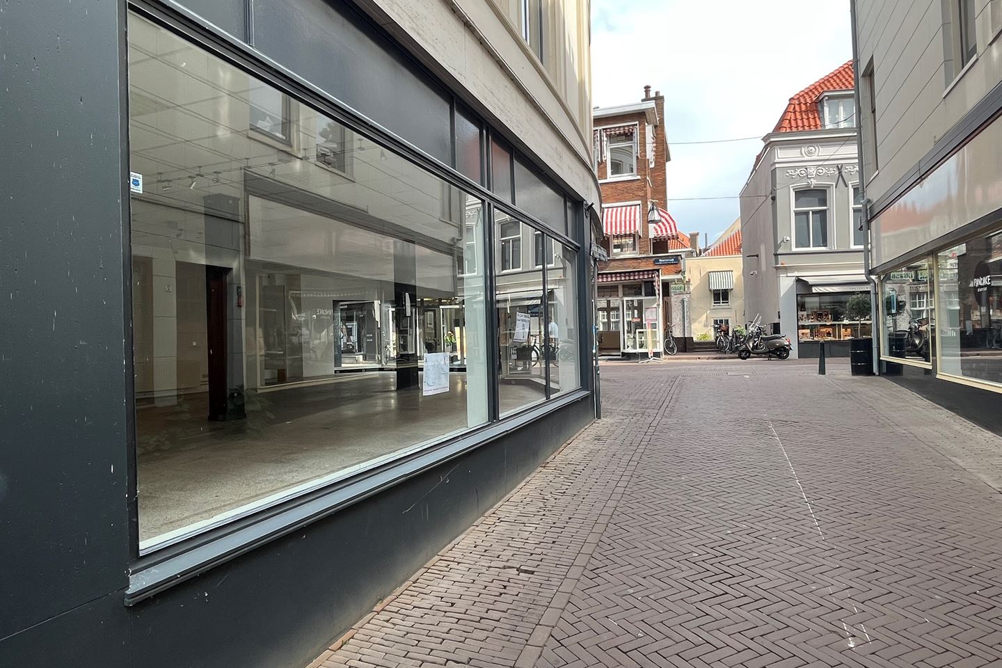 Bekijk foto 1 van Grote Spuistraat 1