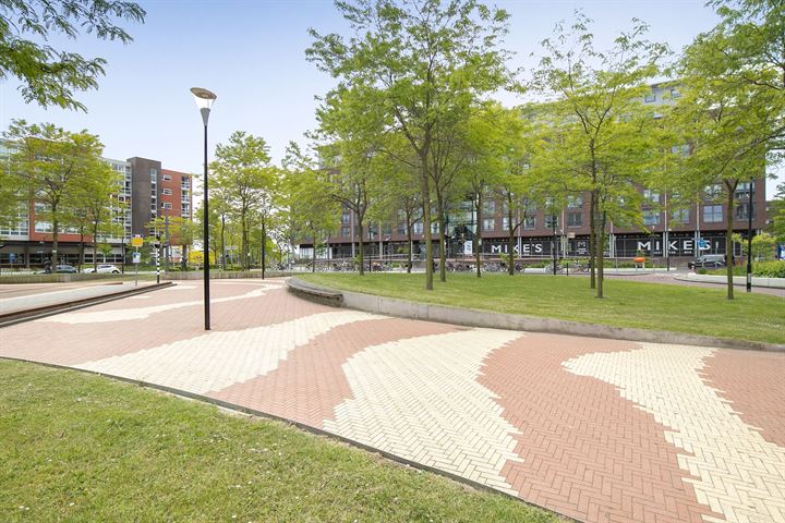 Bekijk foto 44 van Middeldijkerplein 300