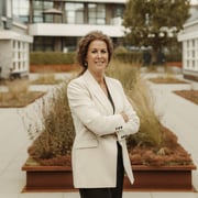 Petra Salmans (Directiesecretaresse) - Assistent-makelaar