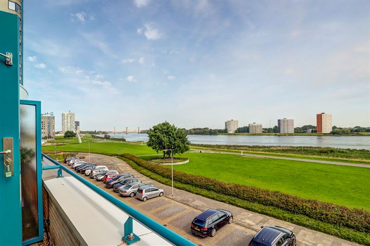 Bekijk foto 36 van Maasboulevard 66