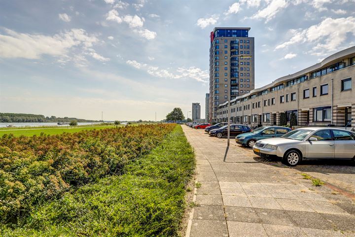 Bekijk foto 1 van Maasboulevard 66