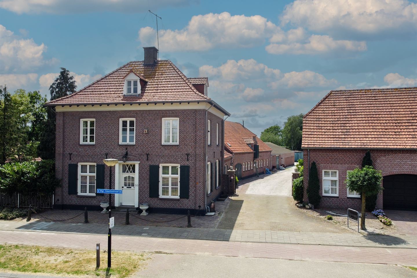 Bekijk foto 1 van Monseigneur Geurtsstraat 50