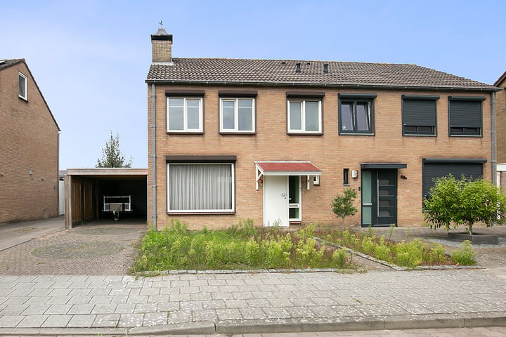 View photo 1 of van Middelhovenstraat 69