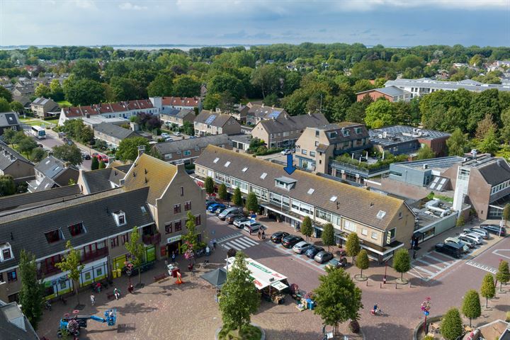 Bekijk foto 1 van Dorpsplein 11