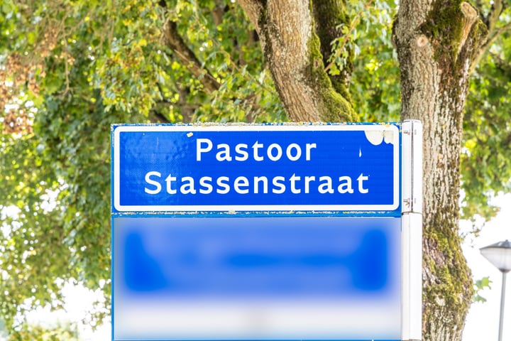 Bekijk foto 3 van Pastoor Stassenstraat 12