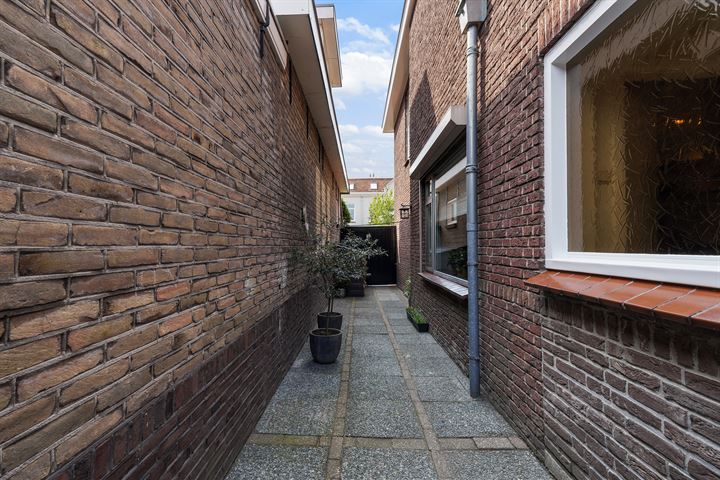 Bekijk foto 56 van Mr. van Coothstraat 55-A