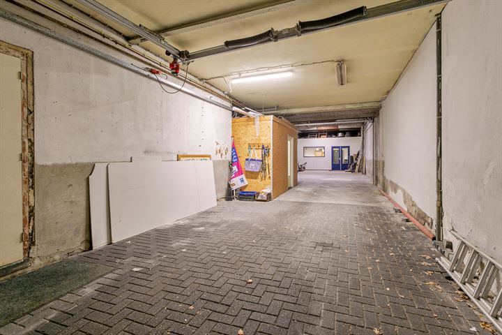 Bekijk foto 39 van Auvergnestraat 8