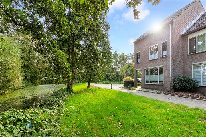 Bekijk foto 1 van Betsy Perkstraat 27