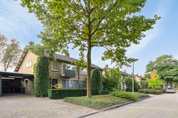 View photo 32 of Van Veldekestraat 17