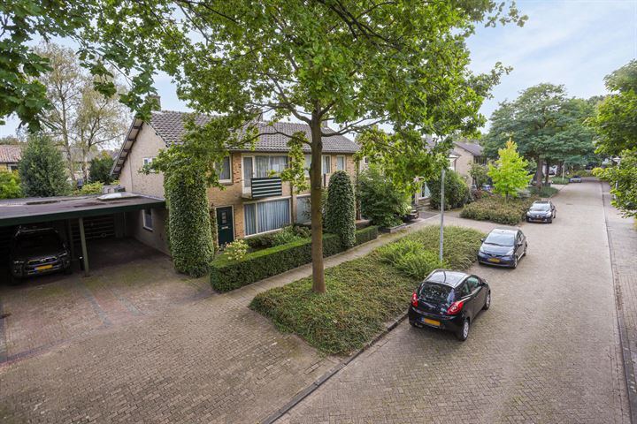 Bekijk foto 2 van Van Veldekestraat 17