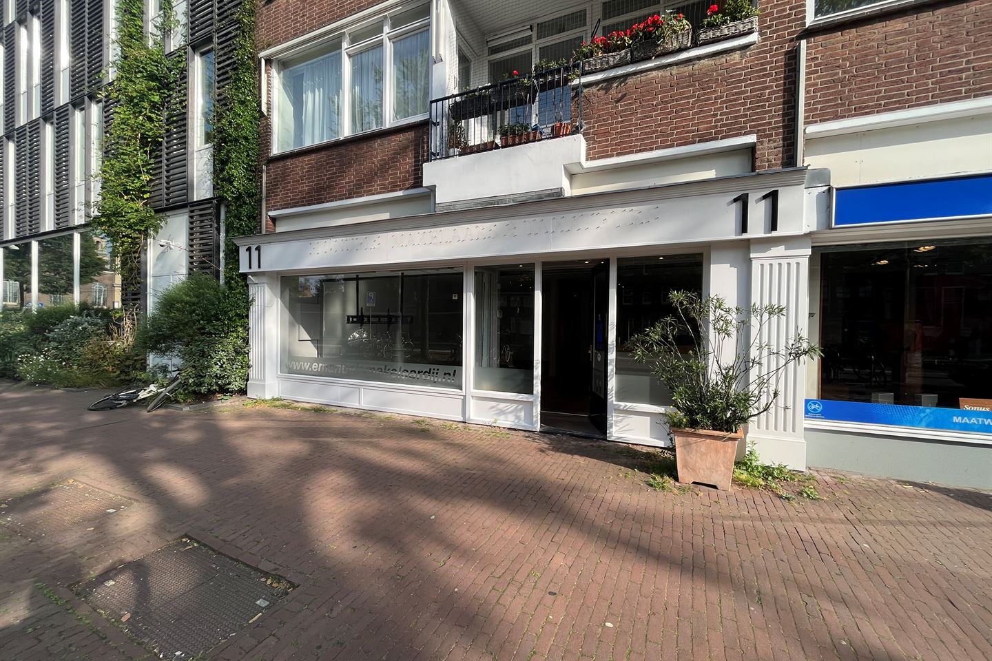 View photo 1 of Muiderstraat 11