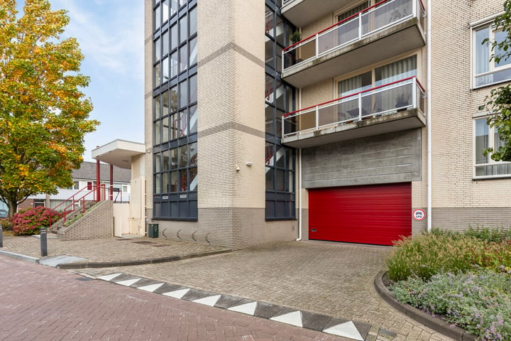 Bekijk foto 32 van Molenbeekstraat 23