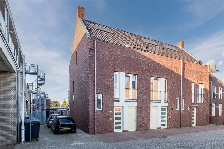 Bekijk foto 1 van De Jonghstraat 2