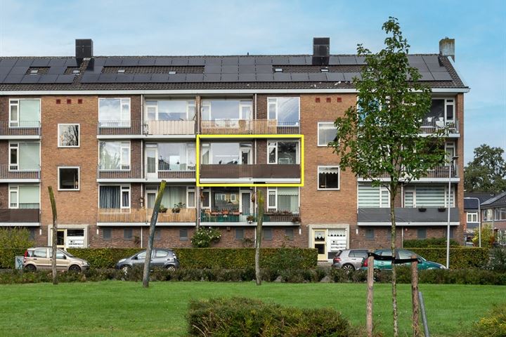 View photo 2 of Gombertstraat 27