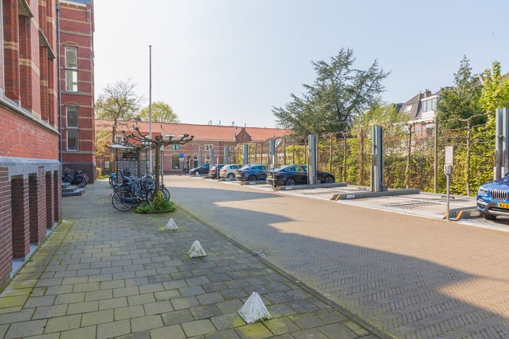 Bekijk foto 42 van Hugo de Grootstraat 105