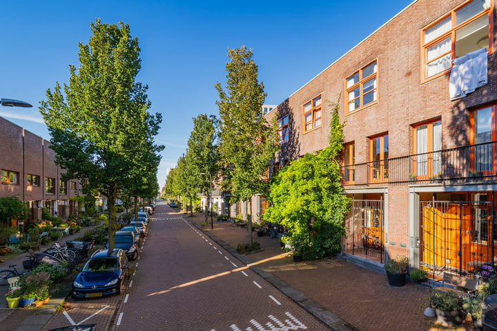 Bekijk foto 1 van J.F. van Hengelstraat 42