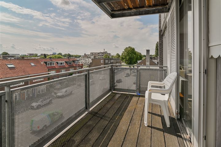 Bekijk foto 1 van Adriaan van Bergenstraat 60