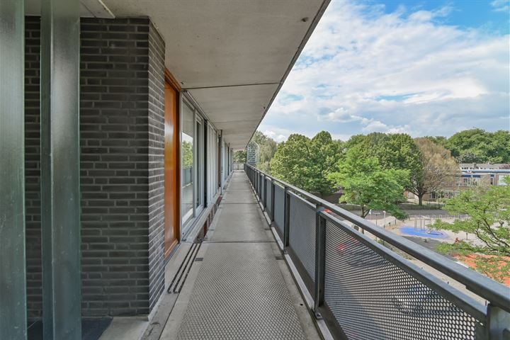 Bekijk foto 19 van Adriaan van Bergenstraat 60