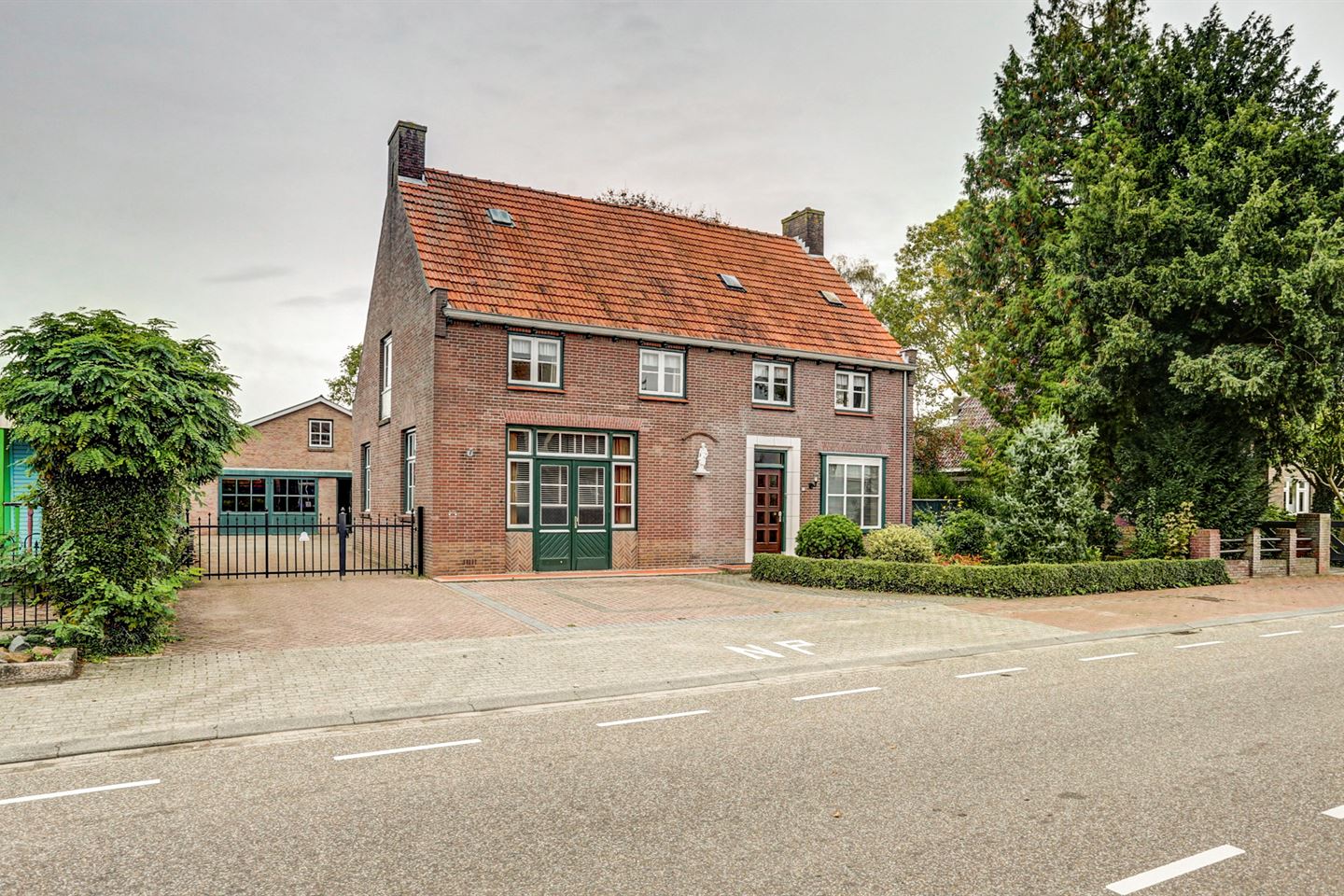 View photo 1 of Dorpsstraat 32