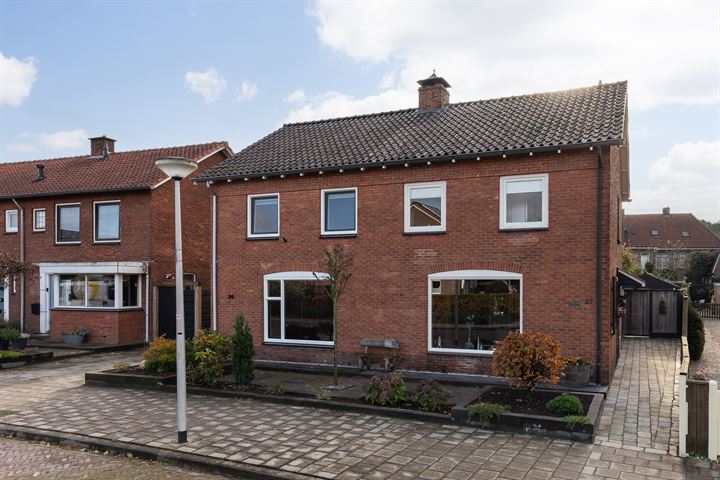 Bekijk foto 1 van de Ruyterstraat 27